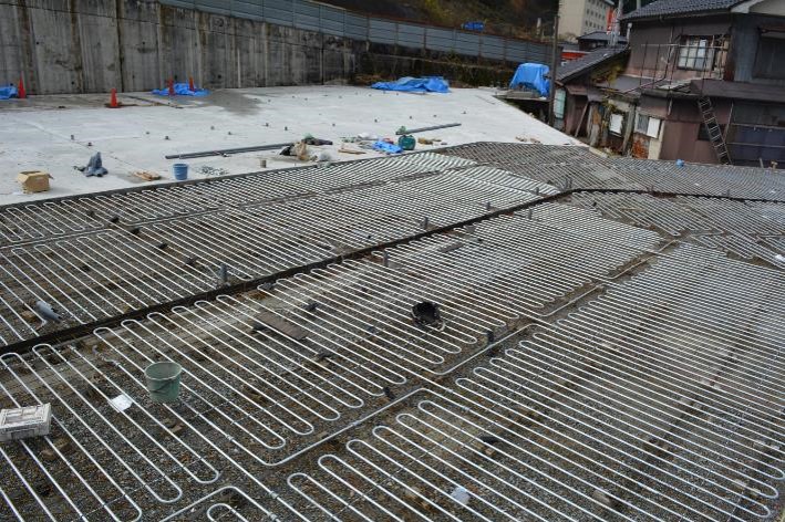 温泉熱による無散水駐車場融雪【大高建設(株)社員駐車場】